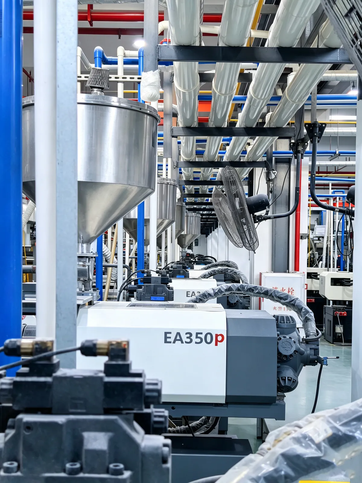 Injection moulding machines on the BOSHING shop floor